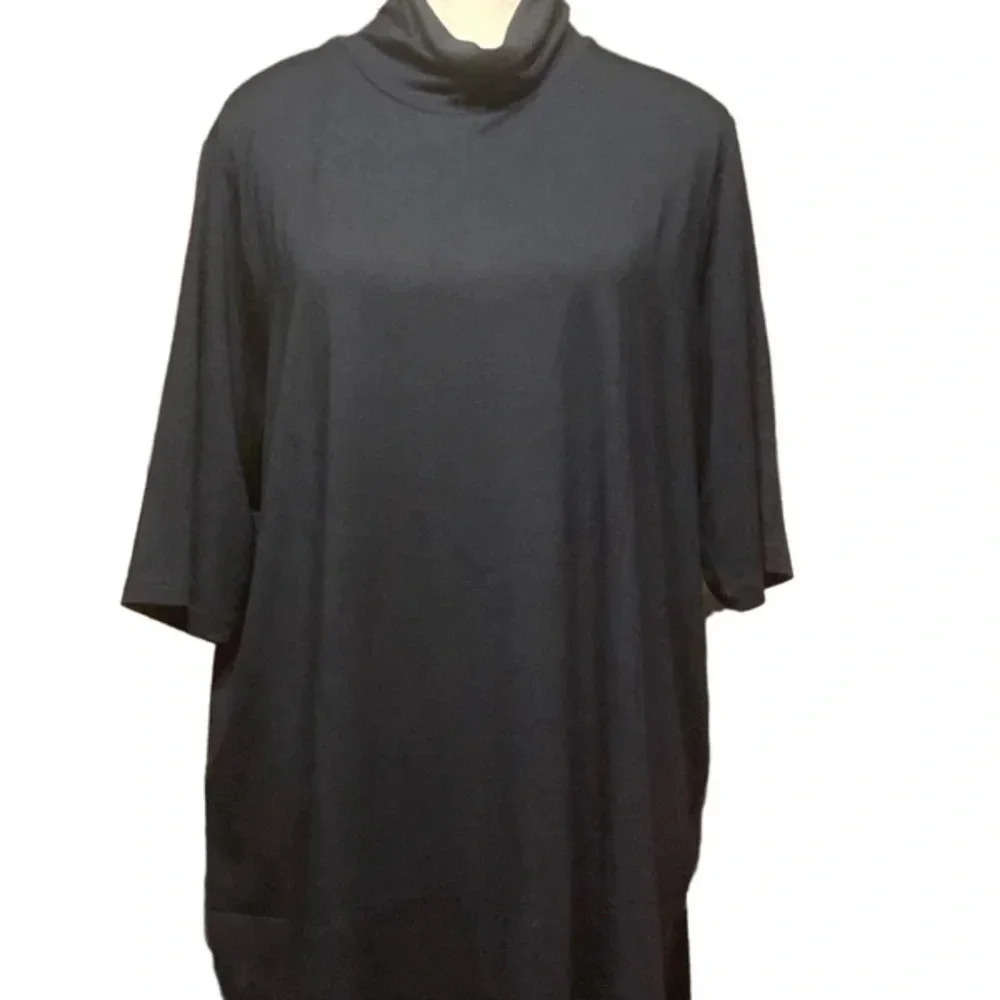 Lauren Ralph Lauren navy blue pullover top.